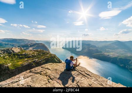 Norwegen, Rogaland, Ryfylke, Lysefjord (Lysebotn-Fjord), Preikestolen (Felsen von La Chaire) mit Blick auf den Fjord 600m ist dies die beliebteste Wanderung in der Region Stavanger Stockfoto