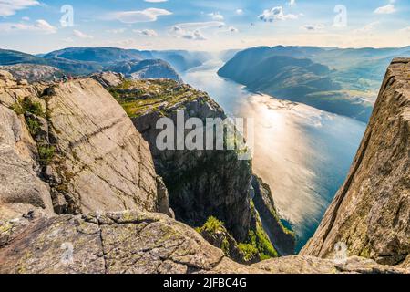 Norwegen, Rogaland, Ryfylke, Lysefjord (Lysebotn-Fjord), Preikestolen (Felsen von La Chaire) mit Blick auf den Fjord 600m ist dies die beliebteste Wanderung in der Region Stavanger Stockfoto