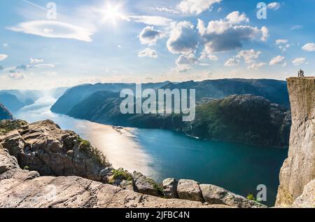 Norwegen, Rogaland, Ryfylke, Lysefjord (Lysebotn-Fjord), Preikestolen (Felsen von La Chaire) mit Blick auf den Fjord 600m ist dies die beliebteste Wanderung in der Region Stavanger Stockfoto