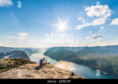 Norwegen, Rogaland, Ryfylke, Lysefjord (Lysebotn-Fjord), Preikestolen (Felsen von La Chaire) mit Blick auf den Fjord 600m ist dies die beliebteste Wanderung in der Region Stavanger Stockfoto