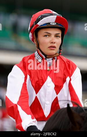 Jockey Megan Nicholls am dritten Tag des Northumberland Plate Festivals auf der Rennbahn von Newcastle. Bilddatum: Samstag, 25. Juni 2022. Stockfoto