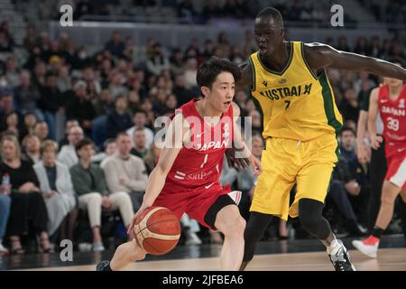 Melbourne, Australien. 01.. Juli 2022. Takumi Saito (L) von der japanischen Basketballmannschaft und Thon Maker (R) von der australischen Basketballmannschaft in Aktion während des FIBA World Cup 2023 Qualifiers Group B Window 3-Spiels zwischen Australien und Japan in der John Cain Arena. (Endergebnis Australien 98:52 Japan) Credit: SOPA Images Limited/Alamy Live News Stockfoto