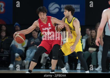 Melbourne, Australien. 01.. Juli 2022. Tenketsu Harimoto (L) vom japanischen Basketballteam und will McDowell White (R) vom australischen Basketballteam im Einsatz während des FIBA World Cup 2023 Qualifiers Group B Window 3-Spiels zwischen Australien und Japan in der John Cain Arena. (Endergebnis Australien 98:52 Japan) Credit: SOPA Images Limited/Alamy Live News Stockfoto