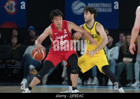 Melbourne, Australien. 01.. Juli 2022. Tenketsu Harimoto (L) vom japanischen Basketballteam und will McDowell White (R) vom australischen Basketballteam im Einsatz während des FIBA World Cup 2023 Qualifiers Group B Window 3-Spiels zwischen Australien und Japan in der John Cain Arena. (Endergebnis Australien 98:52 Japan) Credit: SOPA Images Limited/Alamy Live News Stockfoto