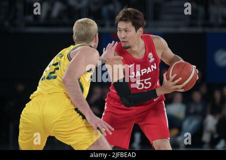 Melbourne, Australien. 01.. Juli 2022. Jack McVeigh (L) von der australischen Basketballmannschaft und Daichi Taniguchi (R) von der japanischen Basketballmannschaft im Einsatz während des FIBA World Cup 2023 Qualifiers Group B Window 3-Spiels zwischen Australien und Japan in der John Cain Arena. (Endergebnis Australien 98:52 Japan) Credit: SOPA Images Limited/Alamy Live News Stockfoto