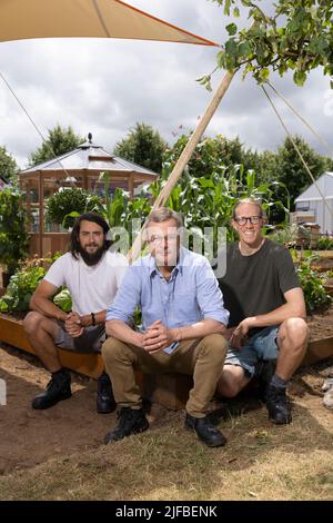 Hugh Fearnley-Whittingstall hat dieses Jahr beim RHS Hampton Court Garden Festival mit dem Gärtner Adam Crofts, Großbritannien, den RHS River Cottage Market Garden gegründet Stockfoto