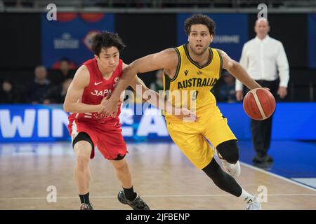 Melbourne, Australien. 01.. Juli 2022. Takumi Saito (L) von der japanischen Basketballmannschaft und will McDowell White (R) von der australischen Basketballmannschaft im Einsatz während des FIBA World Cup 2023 Qualifiers Group B Window 3-Spiels zwischen Australien und Japan in der John Cain Arena. (Endergebnis Australien 98:52 Japan) Credit: SOPA Images Limited/Alamy Live News Stockfoto