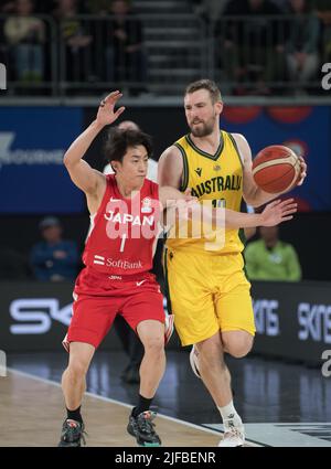 Melbourne, Australien. 01.. Juli 2022. Takumi Saito (L) von der japanischen Basketballmannschaft und Mitch McCarron (R) von der australischen Basketballmannschaft in Aktion während des FIBA World Cup 2023 Qualifiers Group B Window 3-Spiels zwischen Australien und Japan in der John Cain Arena. (Endergebnis Australien 98:52 Japan) Credit: SOPA Images Limited/Alamy Live News Stockfoto