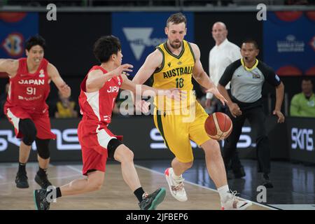 Melbourne, Australien. 01.. Juli 2022. Takumi Saito (L) von der japanischen Basketballmannschaft und Mitch McCarron (R) von der australischen Basketballmannschaft in Aktion während des FIBA World Cup 2023 Qualifiers Group B Window 3-Spiels zwischen Australien und Japan in der John Cain Arena. (Endergebnis Australien 98:52 Japan) Credit: SOPA Images Limited/Alamy Live News Stockfoto