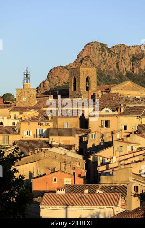 Frankreich, Var, Roquebrune sur Argens, Blick auf das Dorf, Kirche Saint Pierre und Saint Paul (10. Jahrhundert), Uhrenturm, der Felsen von Roquebrune im Hintergrund Stockfoto