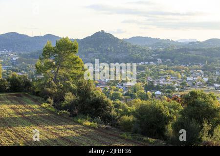 Frankreich, Var, Dracenie, Vidauban, Blick auf das Dorf und den Hügel von der Sainte Brigitte Kapelle Stockfoto