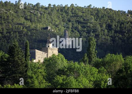 Frankreich, Var, Provence Verte, Correns, Uhrturm, Das Basson-Kreuz im Hintergrund Stockfoto