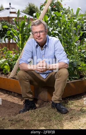 Hugh Fearnley-Whittingstall hat dieses Jahr beim RHS Hampton Court Garden Festival mit dem Gärtner Adam Crofts, Großbritannien, den RHS River Cottage Market Garden gegründet Stockfoto