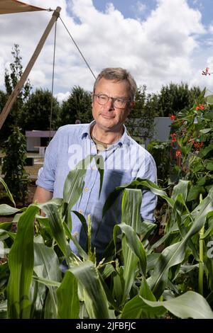 Hugh Fearnley-Whittingstall hat dieses Jahr beim RHS Hampton Court Garden Festival mit dem Gärtner Adam Crofts, Großbritannien, den RHS River Cottage Market Garden gegründet Stockfoto