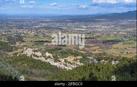 Frankreich, Vaucluse, regionaler Naturpark Luberon, Dorf Oppede-le-Vieux auf einem felsigen Ausbiss erbaut, dominiert die Ebene von Calavon (oder Coulon) Stockfoto