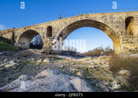 Frankreich, Vaucluse, regionaler Naturpark Luberon, Apt und Bonnieux, Pont Julien (Julianische Brücke) ist eine römische Steinbogenbrücke über den Fluss Calavon aus dem Jahr 3 v. Chr. Stockfoto