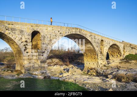 Frankreich, Vaucluse, regionaler Naturpark Luberon, Apt und Bonnieux, Pont Julien (Julianische Brücke) ist eine römische Steinbogenbrücke über den Fluss Calavon aus dem Jahr 3 v. Chr. Stockfoto