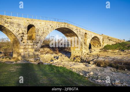 Frankreich, Vaucluse, regionaler Naturpark Luberon, Apt und Bonnieux, Pont Julien (Julianische Brücke) ist eine römische Steinbogenbrücke über den Fluss Calavon aus dem Jahr 3 v. Chr. Stockfoto