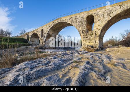 Frankreich, Vaucluse, regionaler Naturpark Luberon, Apt und Bonnieux, Pont Julien (Julianische Brücke) ist eine römische Steinbogenbrücke über den Fluss Calavon aus dem Jahr 3 v. Chr. Stockfoto