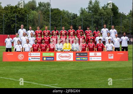 Fußball, 2. Bundesliga, 2022/2023, Fortuna Düsseldorf, Media Day, Pressefotoaufnahmen, Team, row1f.a. f.l. Vormund Oliver Paashaus, Vormund Nils Kriszio, Benjamin Boeckle, Rouwen Hennings, Khaled Narey, Marcel Sobottka, Tim Oberdorf, Kristoffer Peterson, Ao Tanaka, Nana Ampomah, Fitnesstrainer Andreas Gross, Fitnesstrainer Engin Cicem, f.l. Sportdirektor Christian Weber, Führerscheinfußball Sascha Roesler, Teamarzt Dr. Ulf Blecker, Chefphysiotherapeut Carsten Fiedler, Dawid Kownacki, Andre Hoffmann, Christoph Klarer, Daniel Ginczek, Jordy de Wijs, Emmanuel Iyoha, Jak Stockfoto