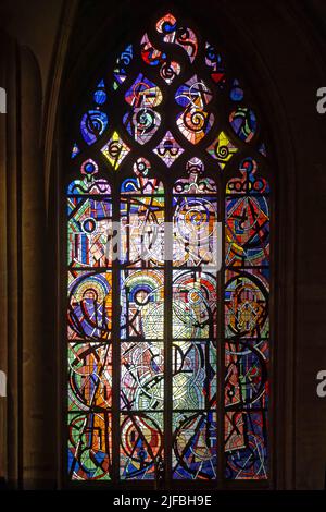 Frankreich, Ardennen, Mezieres, Basilika unserer Lieben Frau der Hoffnung (Basilique NotreDame d'Espérance), Glasmalerei von René Dürrbach Stockfoto