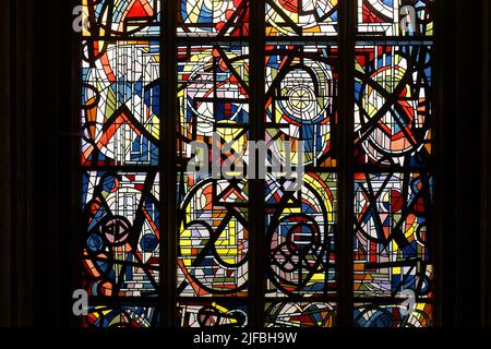 Frankreich, Ardennen, Mezieres, Basilika unserer Lieben Frau der Hoffnung (Basilique NotreDame d'Espérance), Glasmalerei von René Dürrbach Stockfoto