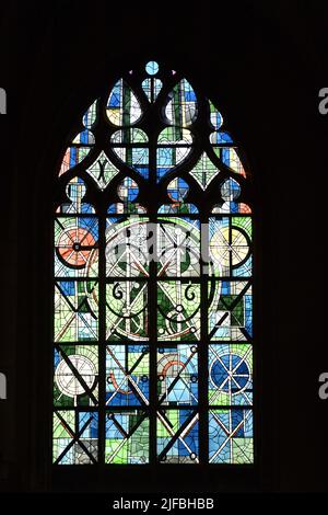 Frankreich, Ardennen, Mezieres, Basilika unserer Lieben Frau der Hoffnung (Basilique NotreDame d'Espérance), Glasmalerei von René Dürrbach Stockfoto