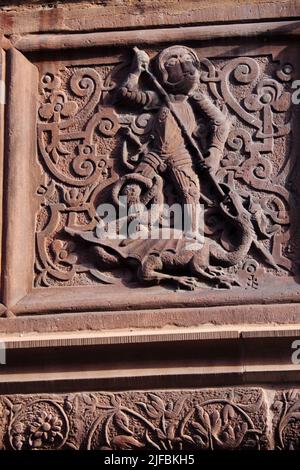 France, Bas Rhin, Haguenau, Grand rue, Zuckmantel Haus erbaut 1565, Erker, Saint George in Rüstung gegen den Drachen Stockfoto