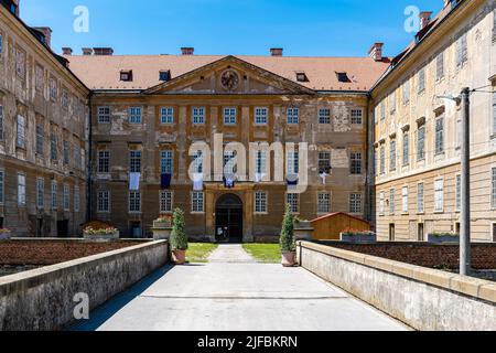 Holic, Slowakei - 18. Juni 2022 Brückeneingang zum Schloss in Holic, Slowakei Stockfoto