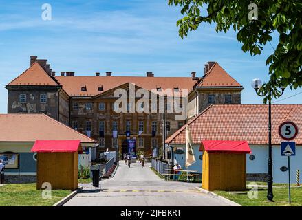 Holic, Slowakei - 18. Juni 2022 Eingang zum Schloss in Holic, Slowakei Stockfoto