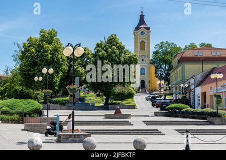 Holic, Slowakei - 18. Juni 2022 Friedensplatz und Kirche des Herzens Gottes Holic Slowakei Stockfoto