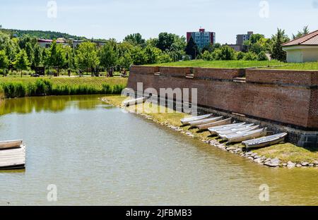 Holic, Slowakei - 18. Juni 2022 Sportboote im Wassergraben Holic Burg Slowakei Stockfoto