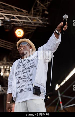 Chris Amoo von der Real Thing Band tritt beim Soultasia Musikfestival in Promenade Park, Maldon, Essex, Großbritannien, auf. Stockfoto