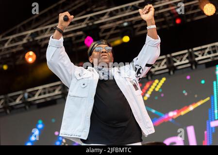 Dave Smith von der Real Thing Band tritt beim Soultasia Musikfestival in Promenade Park, Maldon, Essex, Großbritannien, auf Stockfoto