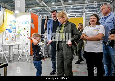 Der Leiter der regionalen Militärverwaltung Saporischschja Oleksandr Starukh und der stellvertretende Premierminister für die europäische und Euro-atlantische Integration der Ukraine, Olha Stefanischyna (C), besuchen das erste Hilfszentrum der Ukraine für gerettete Flüchtlinge, Saporischschschja, im Südosten der Ukraine. 30. Juni 2022. Foto von Dmytro Smolyenko/Ukrinform/ABACAPRESS.COM Stockfoto