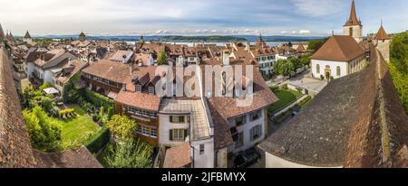 Schweiz, Kanton Freiburg, Pays des Trois-Lacs, Panoramablick auf die mittelalterliche und befestigte Stadt Murten Stockfoto