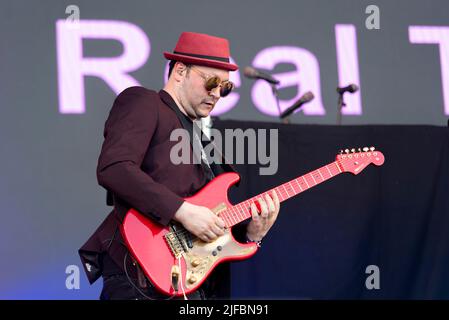 Gitarrist mit der Real Thing Band, die beim Soultasia Musikfestival in Promenade Park, Maldon, Essex, Großbritannien, auftrat Stockfoto