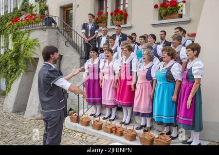 Schweiz, Kanton Friborg, Gruyères, mittelalterliche Stadt, ein traditioneller Chor spielt im Herzen des Dorfes Stockfoto