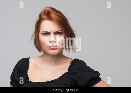 Verdacht beim Ehebruch. Wütende Frau Eifersucht Stockfoto