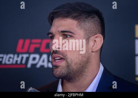 LAS VEGAS, NV - 30. JUNI: Vicente Luque spricht bei der Internationalen Kampfwoche der UFC: Hall of Fame-Einführungen des Roten Teppichs am 30. Juni 2022 in New York, NY, USA, zu den Medien. (Foto von Matt Davies/PxImages) Stockfoto