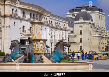 Nord-Mazedonien, Skopje, Museum des mazedonischen Kampfes, Nationaltheater, Brunnen, Stockfoto