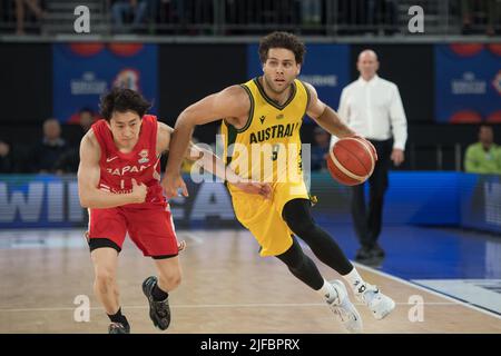 Takumi Saito (L) von der japanischen Basketballmannschaft und will McDowell White (R) von der australischen Basketballmannschaft im Einsatz während des FIBA World Cup 2023 Qualifiers Group B Window 3-Spiels zwischen Australien und Japan in der John Cain Arena. (Endnote Australien 98:52 Japan) (Foto: Luis Veniegra / SOPA Images/Sipa USA) Stockfoto