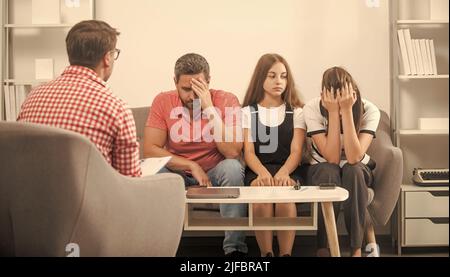 Vater Mutter und Kind bei Psychologe Sitzung. Familientherapie. Eltern mit Kind Stockfoto