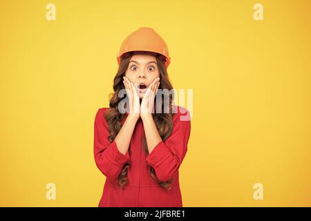 Future Engineer. Reparaturen. Überrascht Teenager-Mädchen in schützenden Hut. Stockfoto