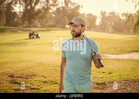 Menschen Lebensstil. Serious guy nach dem Spiel auf grünem Gras. Sommeraktivität. Stockfoto