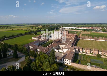 Luftaufnahme der Certosa di Pavia bei sonnigem Tag, im späten vierzehnten Jahrhundert gebaut, Gerichte und der Kreuzgang des Klosters und Schrein in der pro Stockfoto