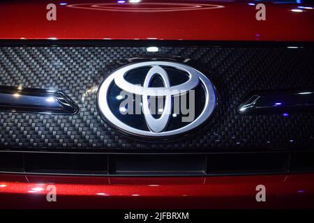 (7/1/2022) Ein Toyota-Logo ist auf dem Toyota Urban Cruiser Hyryder bei seiner Auftaktveranstaltung in Neu-Delhi, Indien, zu sehen (Foto: Kabir Jhangiani/Pacific Press/Sipa USA) Stockfoto