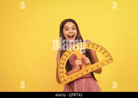 Überrascht Kind studieren Mathematik in der Schule halten Winkelmesser Lineal, Mathematik Stockfoto