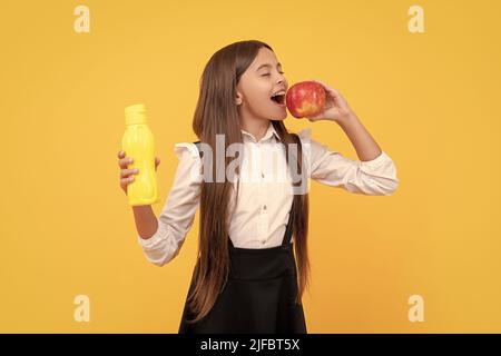 Trinken Sie Vitamin. Kind essen gesunde Lebensmittel Durst. Gesundheit in der Kindheit. Stockfoto