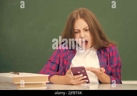Schockiert Kind tippen und SMS. sms und Instant Messaging. Stockfoto